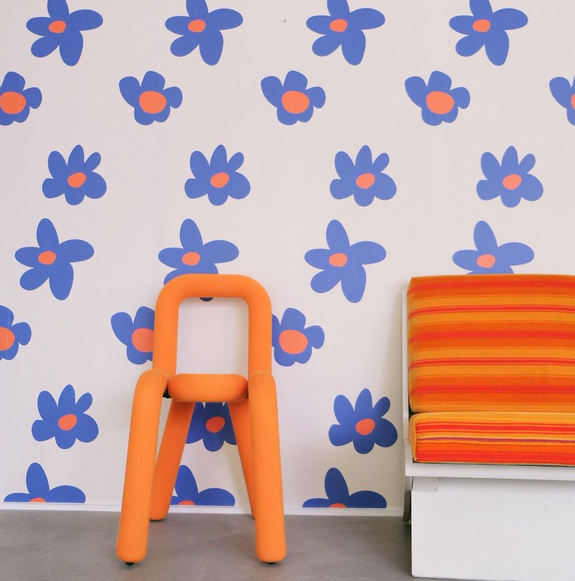 Blue flowers wallpaper Bonjour Georges x Mathilde Cabanas