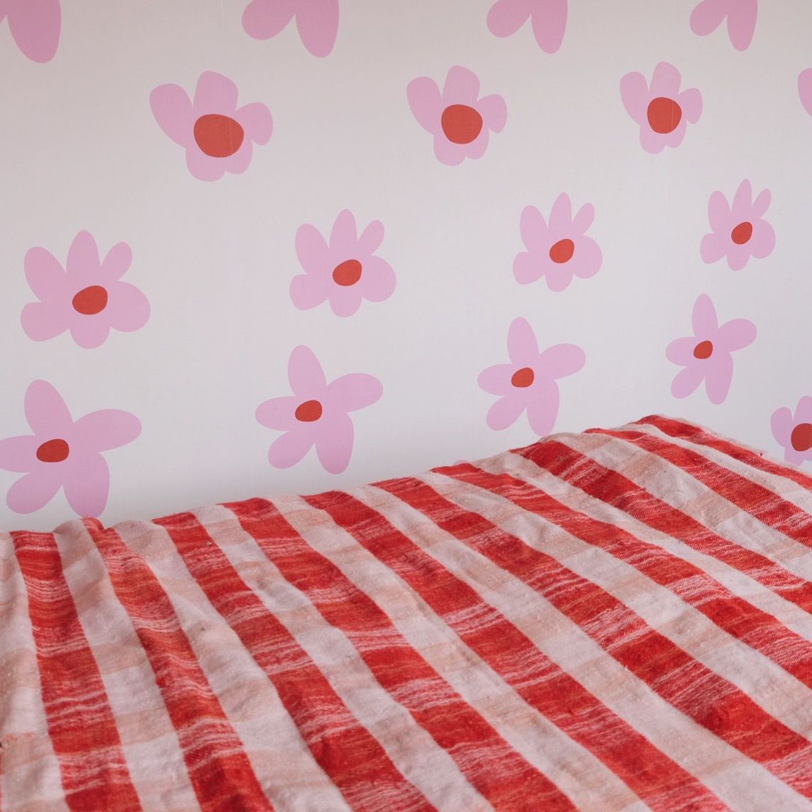 Pink flowers wallpaper Bonjour Georges x Mathilde Cabanas